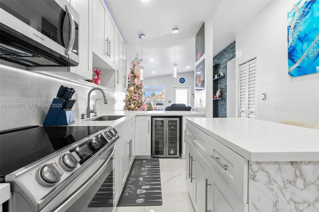 待售: $600,000 (4 贝兹, 3 浴室, 1393 平方英尺)