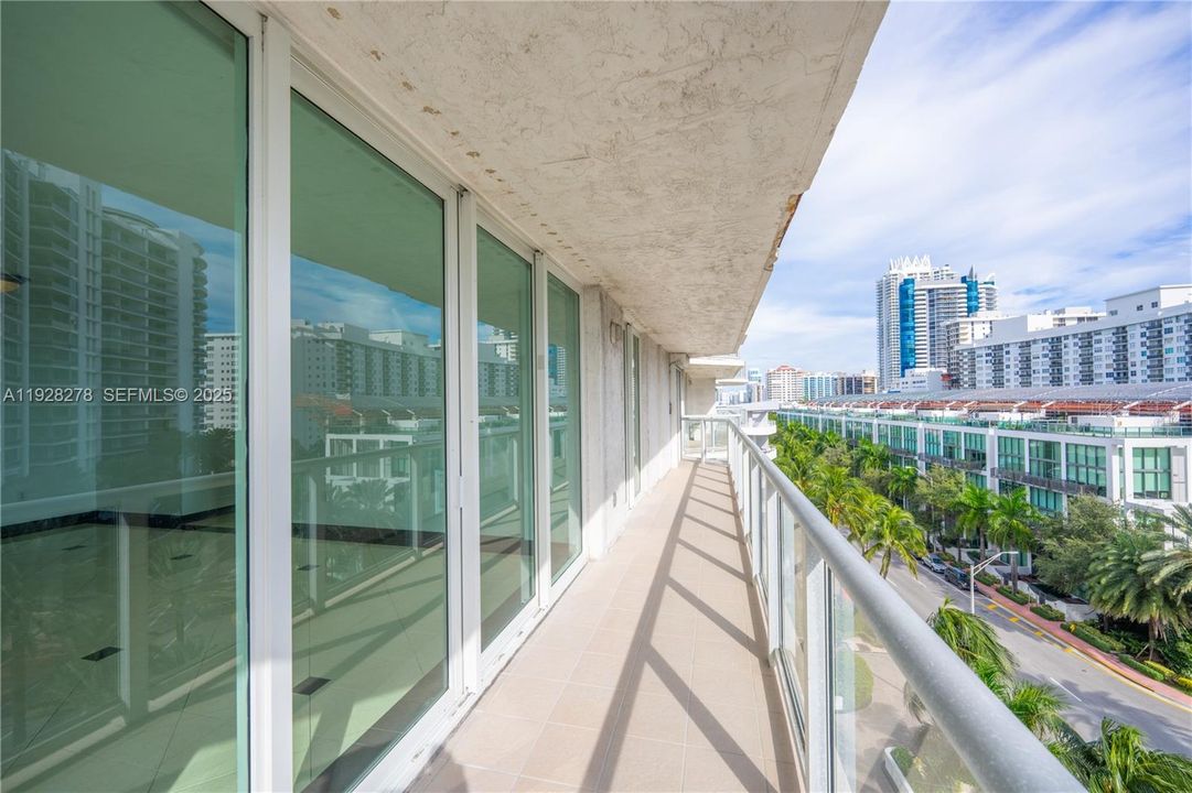 For Sale: $570,000 (2 beds, 2 baths, 970 Square Feet)