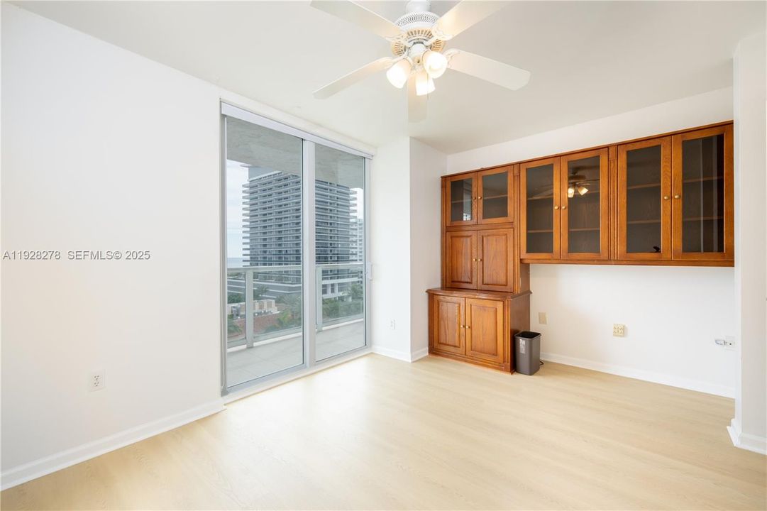 For Sale: $570,000 (2 beds, 2 baths, 970 Square Feet)