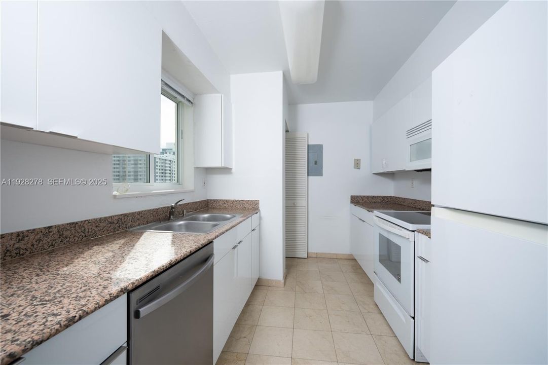 For Sale: $570,000 (2 beds, 2 baths, 970 Square Feet)