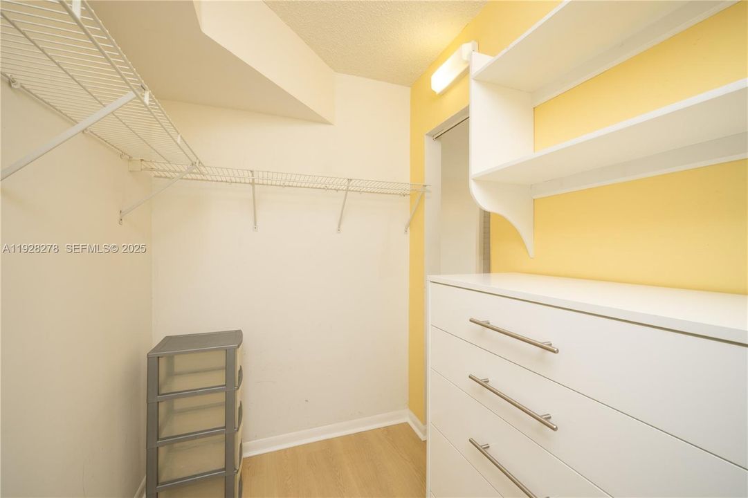 For Sale: $570,000 (2 beds, 2 baths, 970 Square Feet)