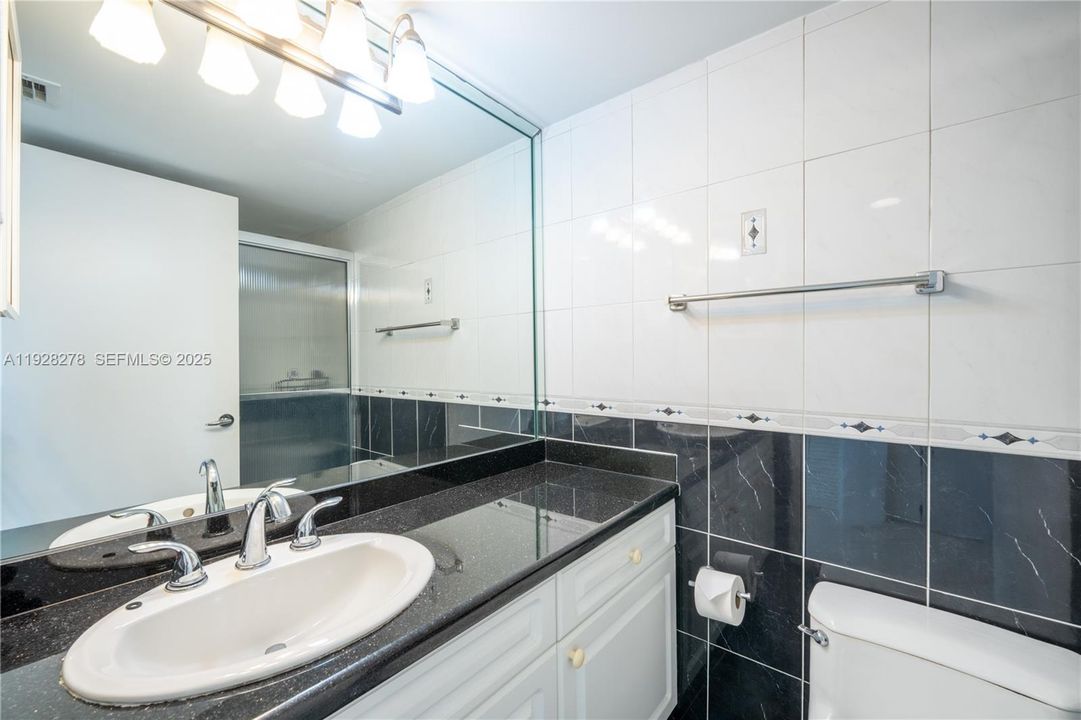 For Sale: $570,000 (2 beds, 2 baths, 970 Square Feet)