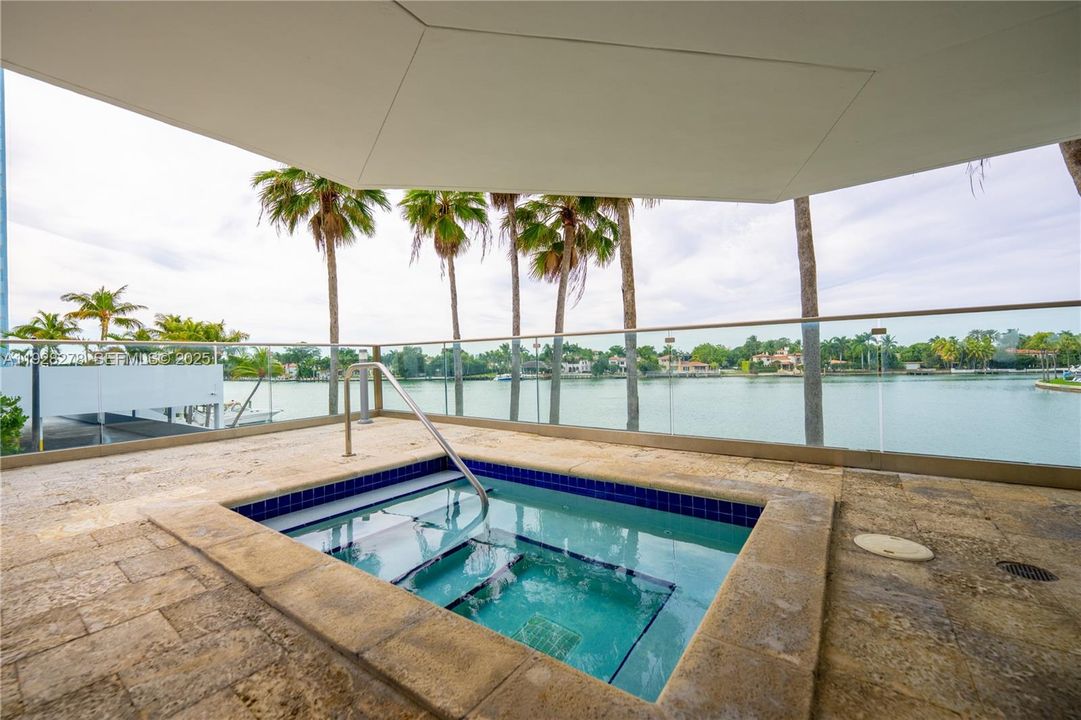 For Sale: $570,000 (2 beds, 2 baths, 970 Square Feet)