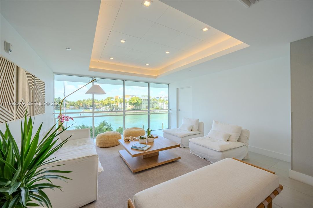 For Sale: $570,000 (2 beds, 2 baths, 970 Square Feet)