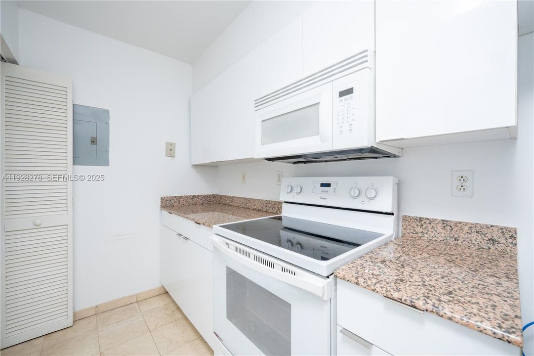 For Sale: $570,000 (2 beds, 2 baths, 970 Square Feet)