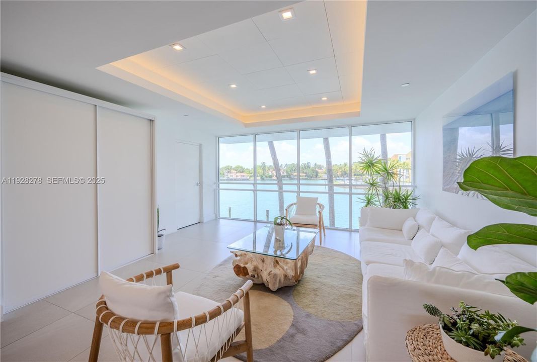 For Sale: $570,000 (2 beds, 2 baths, 970 Square Feet)