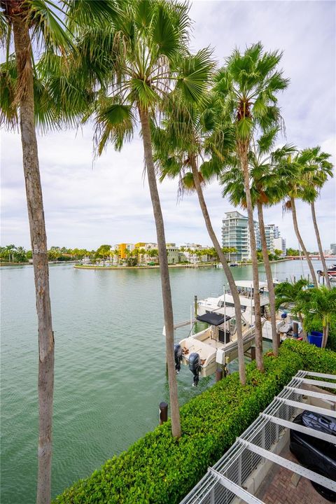 For Sale: $570,000 (2 beds, 2 baths, 970 Square Feet)