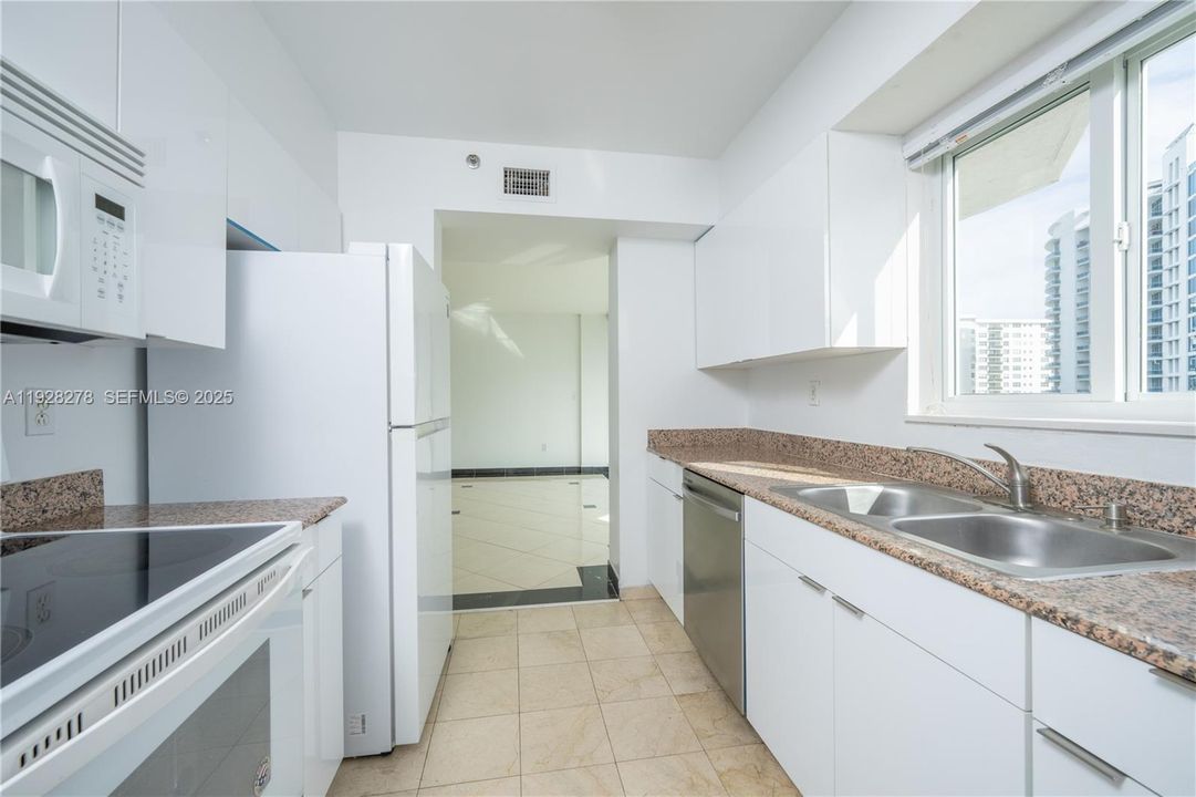 For Sale: $570,000 (2 beds, 2 baths, 970 Square Feet)