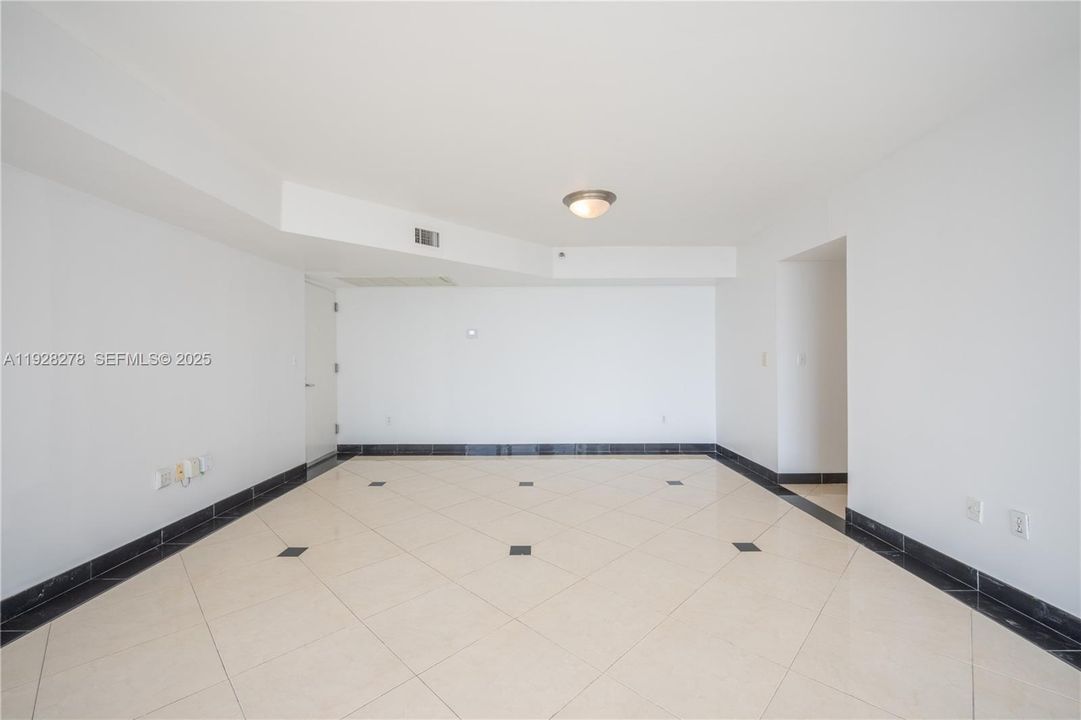 For Sale: $570,000 (2 beds, 2 baths, 970 Square Feet)