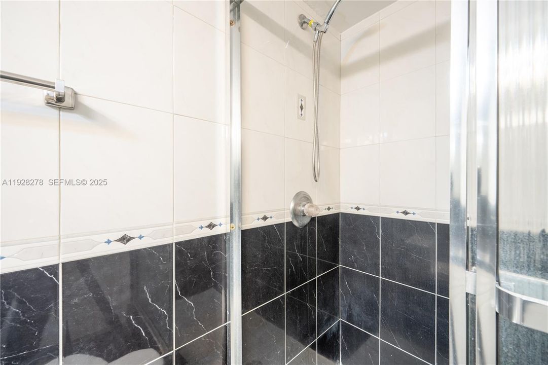 For Sale: $570,000 (2 beds, 2 baths, 970 Square Feet)