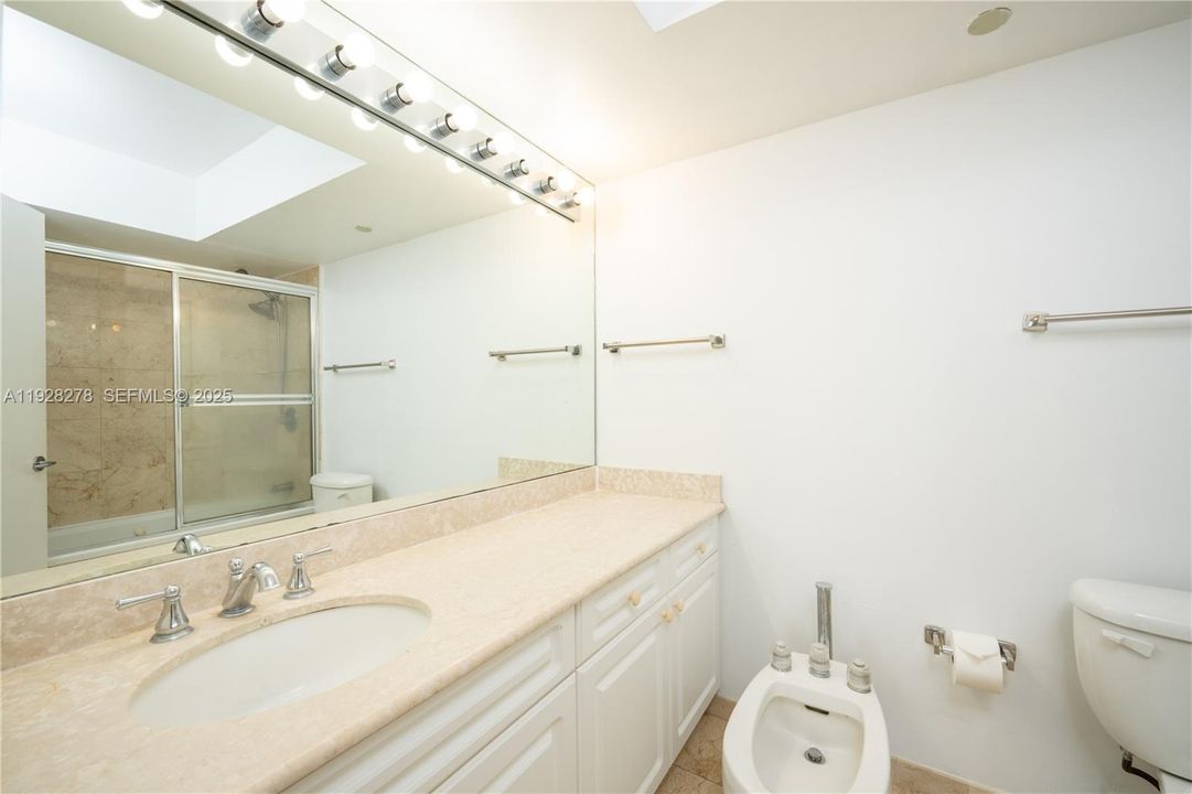 For Sale: $570,000 (2 beds, 2 baths, 970 Square Feet)