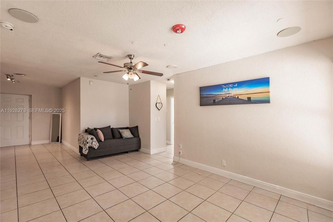 待售: $425,000 (4 贝兹, 3 浴室, 1520 平方英尺)