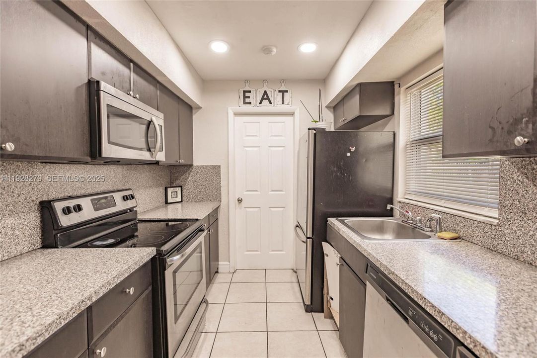 待售: $425,000 (4 贝兹, 3 浴室, 1520 平方英尺)