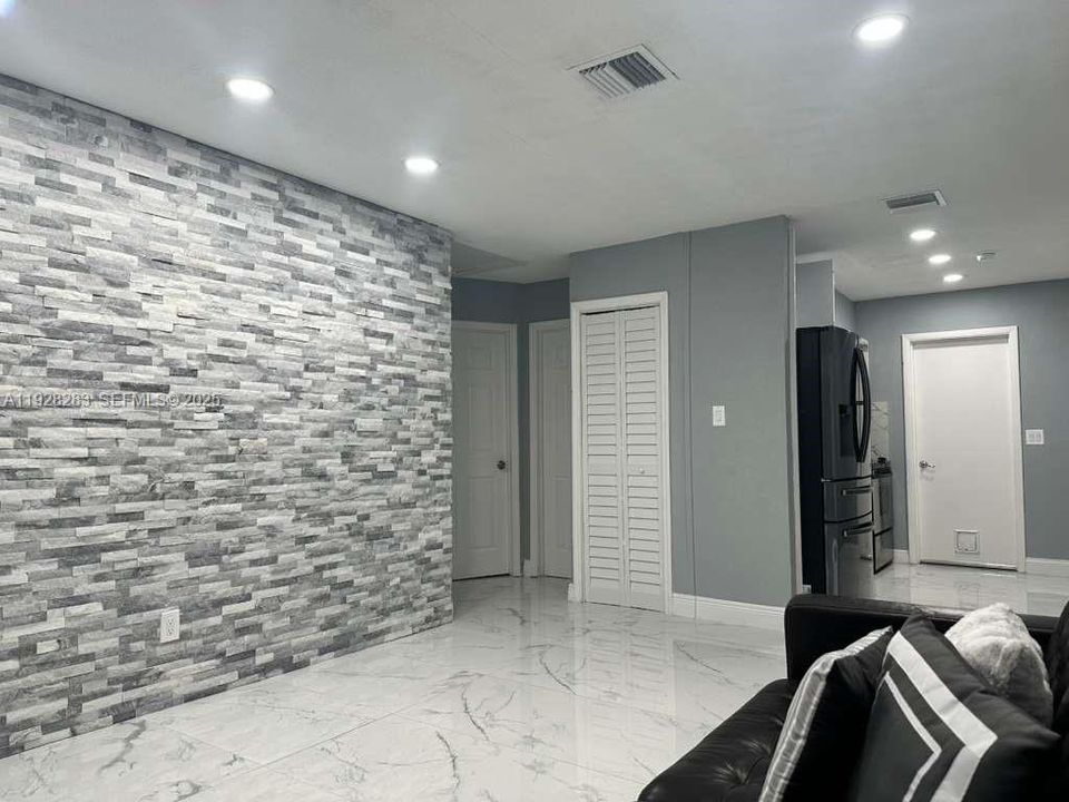 For Rent: $2,350 (2 beds, 1 baths, 1320 Square Feet)