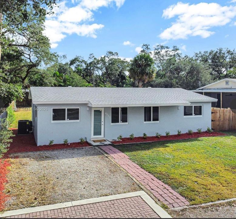 For Rent: $2,350 (2 beds, 1 baths, 1320 Square Feet)