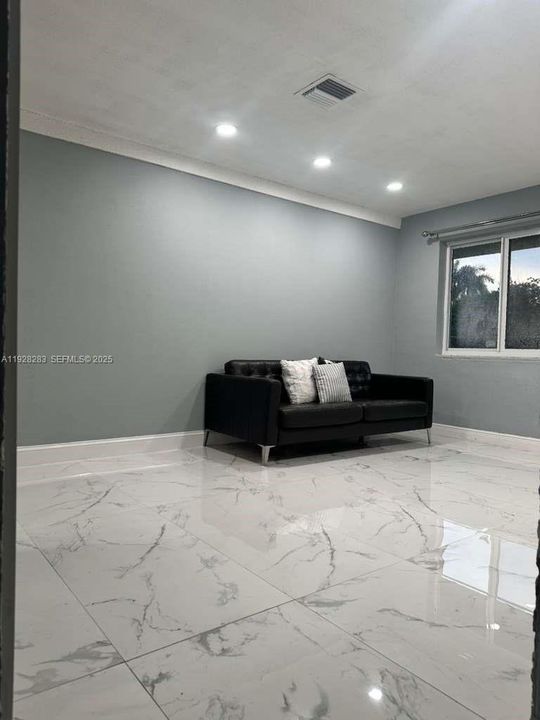 For Rent: $2,350 (2 beds, 1 baths, 1320 Square Feet)