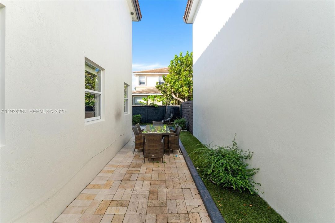 待售: $950,000 (4 贝兹, 2 浴室, 2650 平方英尺)