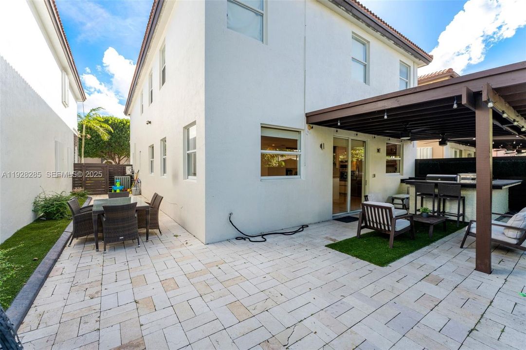 待售: $950,000 (4 贝兹, 2 浴室, 2650 平方英尺)