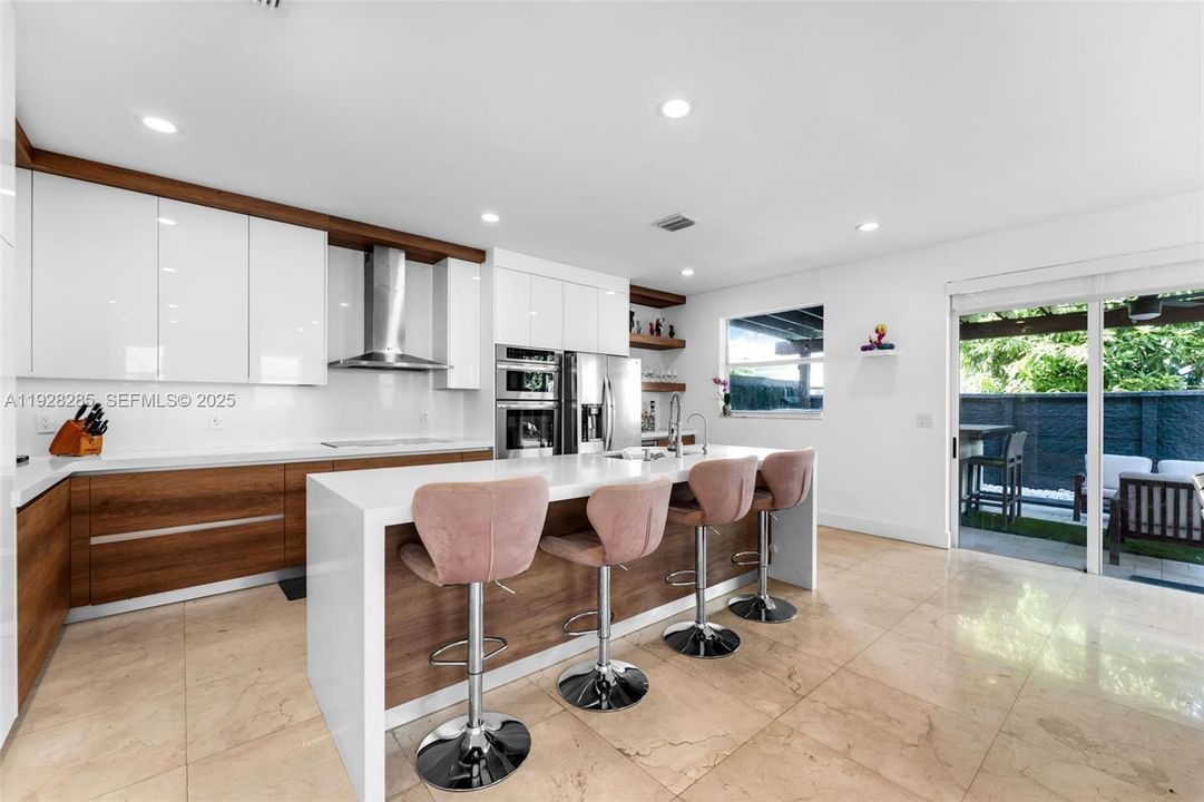 待售: $950,000 (4 贝兹, 2 浴室, 2650 平方英尺)