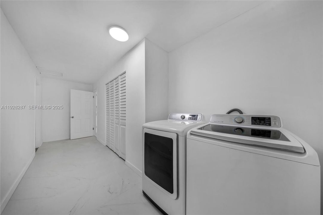 En Venta: $619,900 (4 camas, 2 baños, 1999 Pies cuadrados)