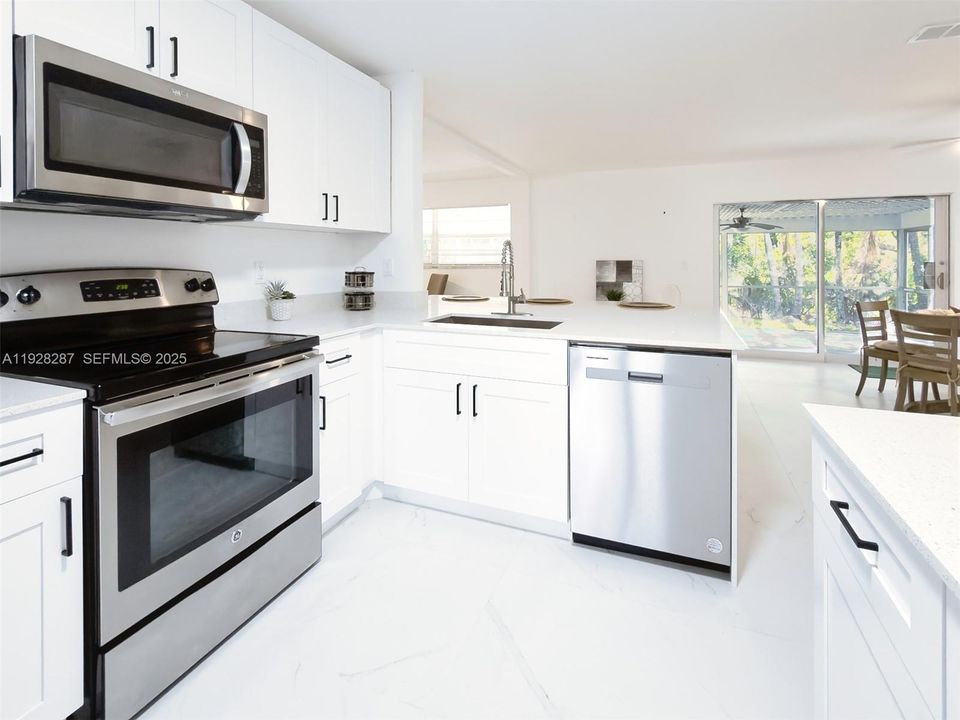 En Venta: $619,900 (4 camas, 2 baños, 1999 Pies cuadrados)