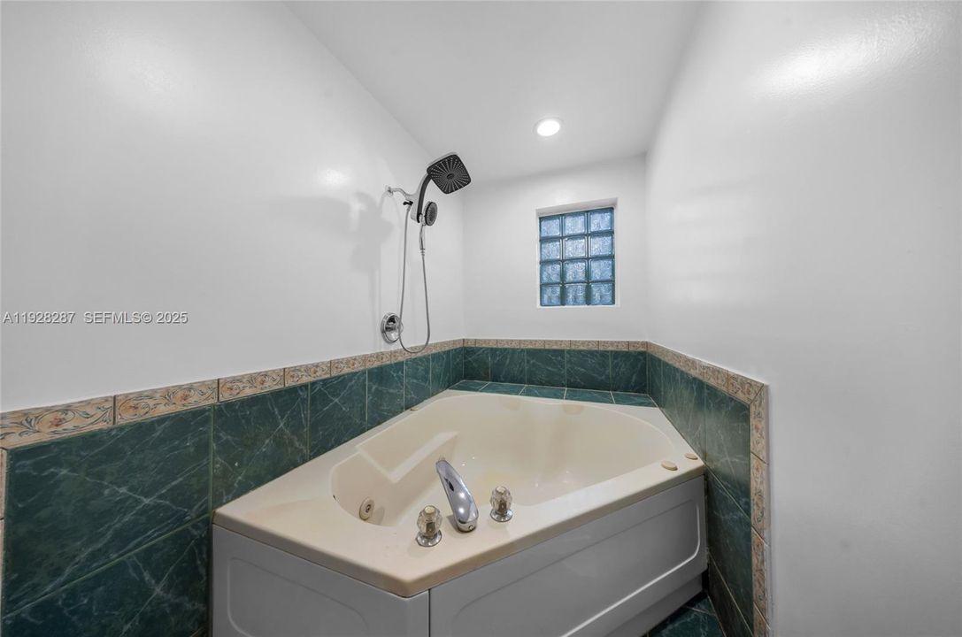 En Venta: $619,900 (4 camas, 2 baños, 1999 Pies cuadrados)