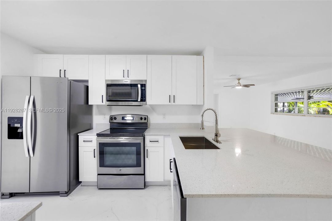 En Venta: $619,900 (4 camas, 2 baños, 1999 Pies cuadrados)