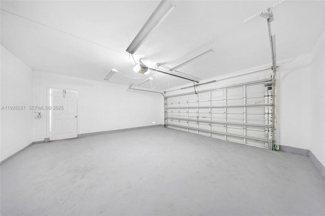 En Venta: $619,900 (4 camas, 2 baños, 1999 Pies cuadrados)