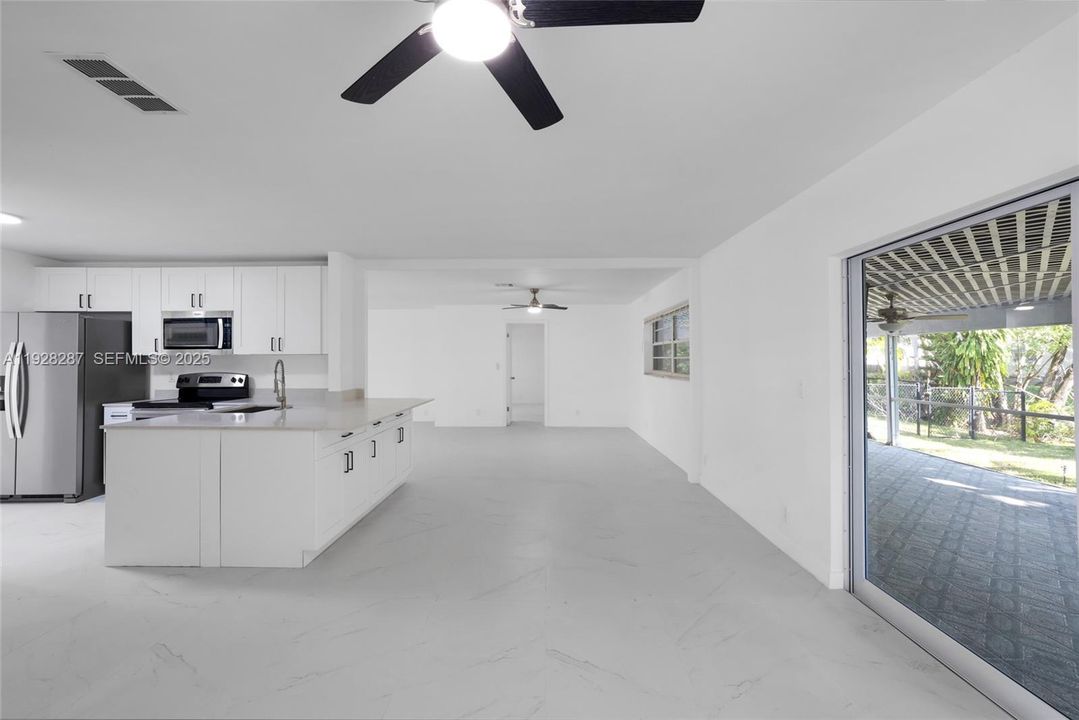 En Venta: $619,900 (4 camas, 2 baños, 1999 Pies cuadrados)