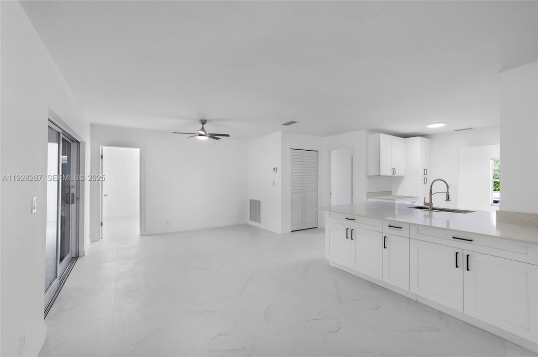 En Venta: $619,900 (4 camas, 2 baños, 1999 Pies cuadrados)