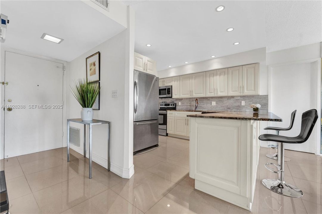 For Sale: $235,000 (1 beds, 1 baths, 850 Square Feet)