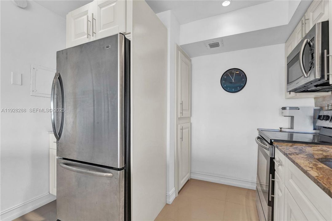 For Sale: $235,000 (1 beds, 1 baths, 850 Square Feet)