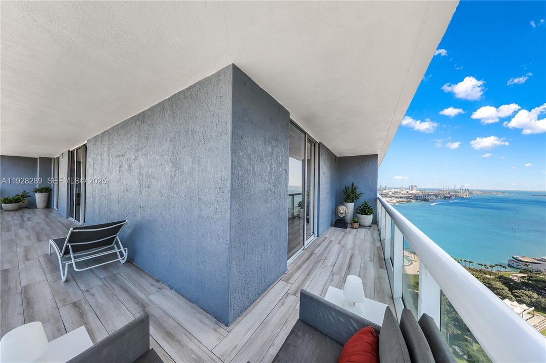 For Sale: $649,000 (2 beds, 2 baths, 1256 Square Feet)