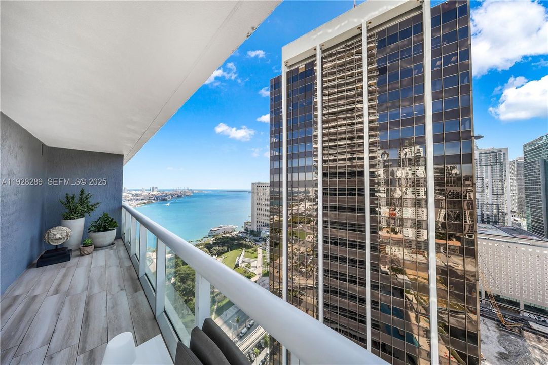 For Sale: $649,000 (2 beds, 2 baths, 1256 Square Feet)