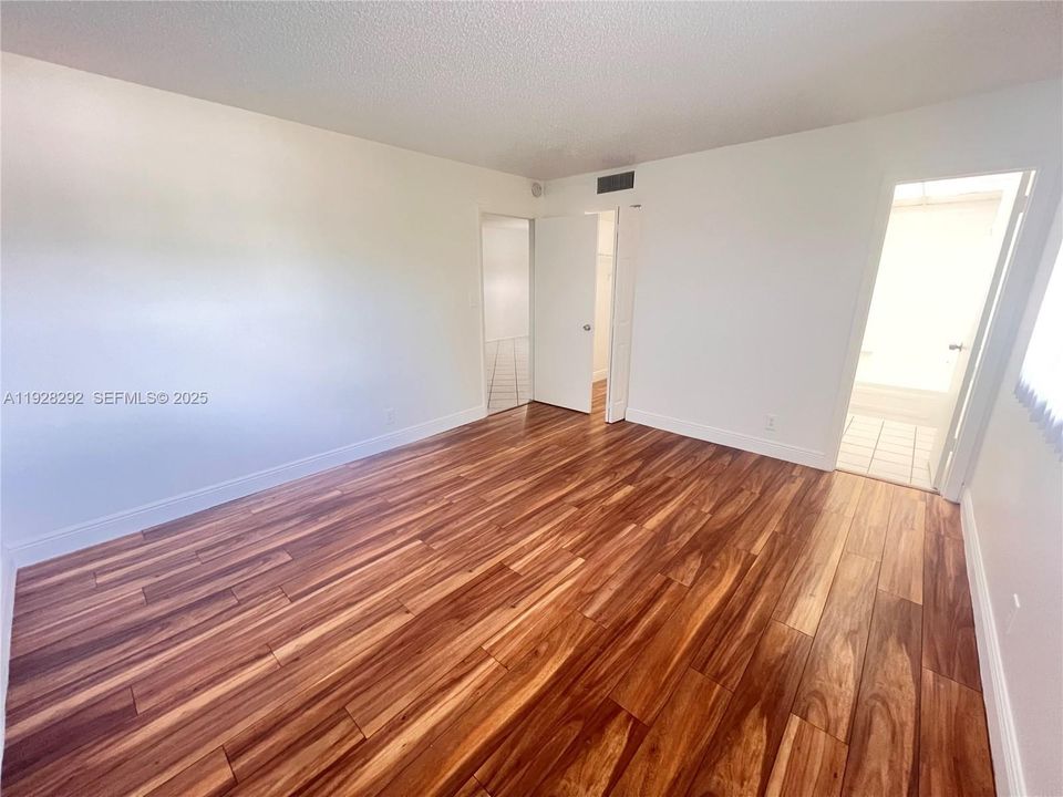For Rent: $1,800 (2 beds, 2 baths, 949 Square Feet)
