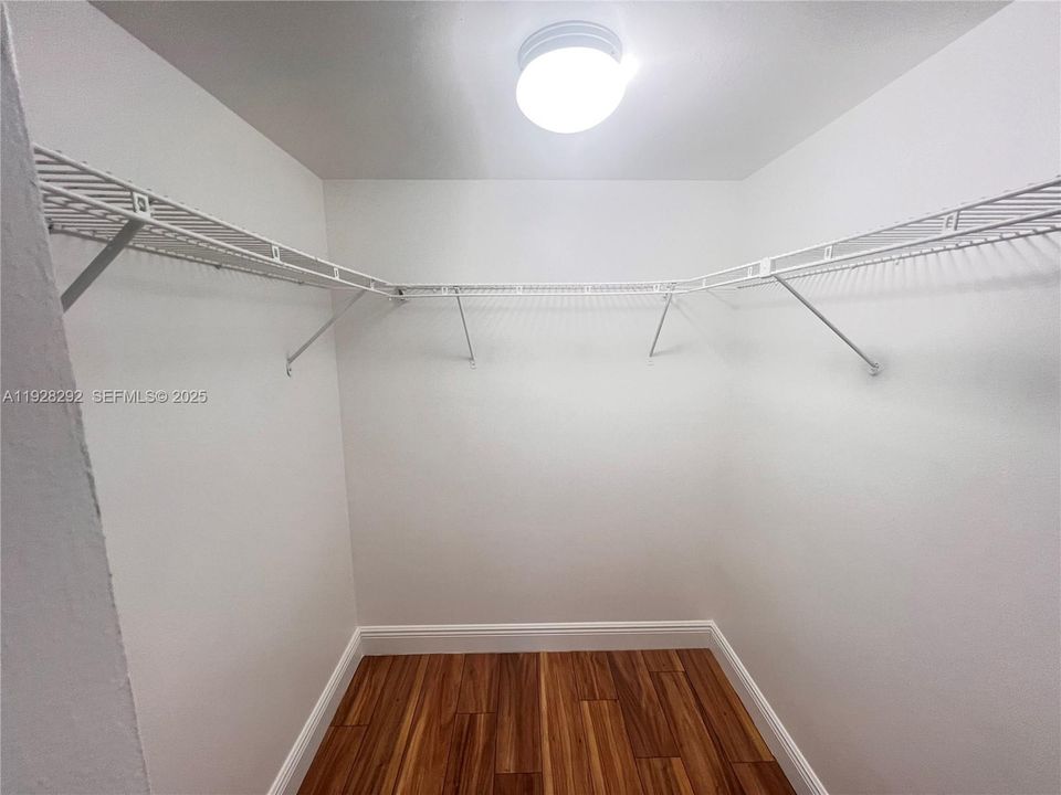 For Rent: $1,800 (2 beds, 2 baths, 949 Square Feet)