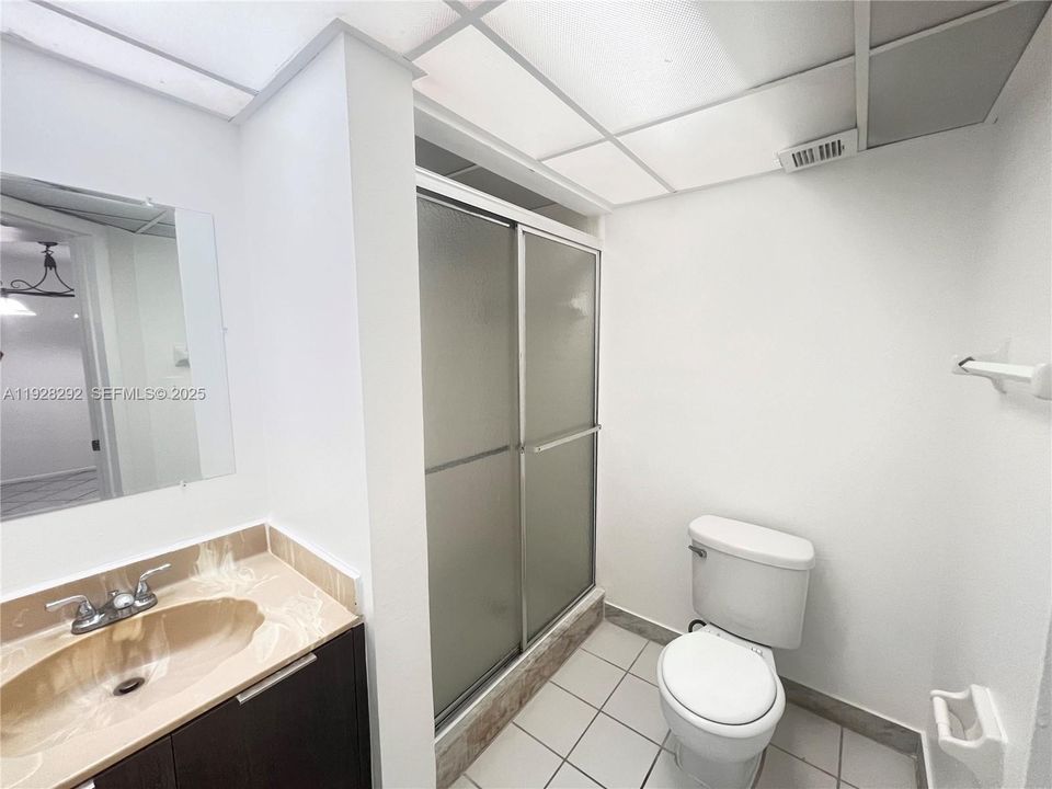 For Rent: $1,800 (2 beds, 2 baths, 949 Square Feet)