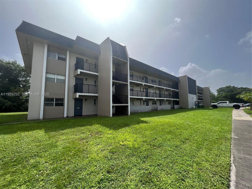 For Rent: $1,800 (2 beds, 2 baths, 949 Square Feet)