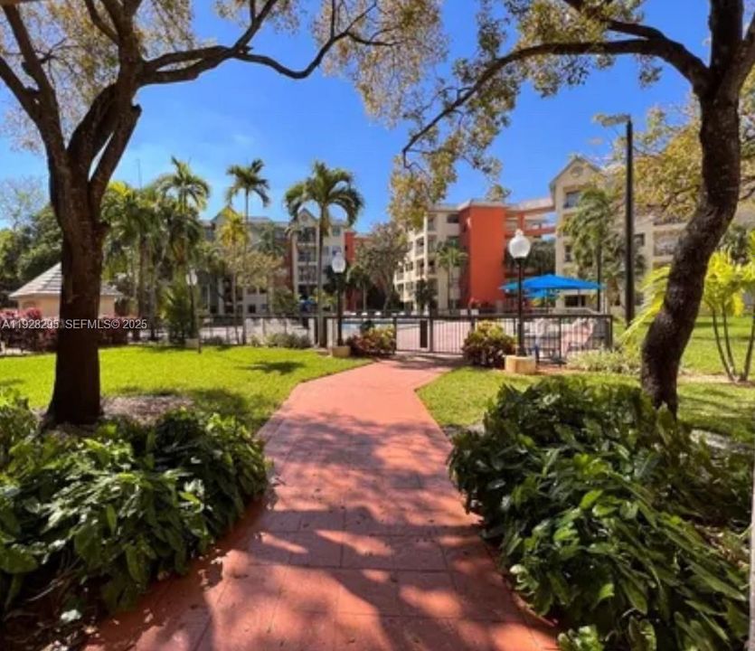 出租: $2,350 (2 贝兹, 2 浴室, 992 平方英尺)