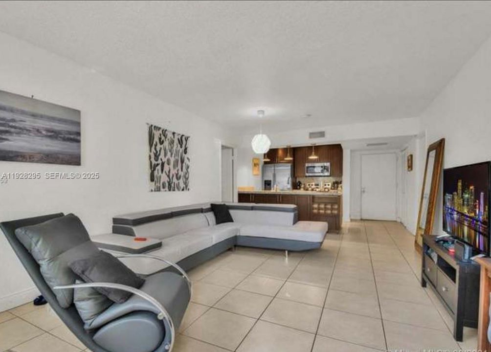 出租: $2,350 (2 贝兹, 2 浴室, 992 平方英尺)