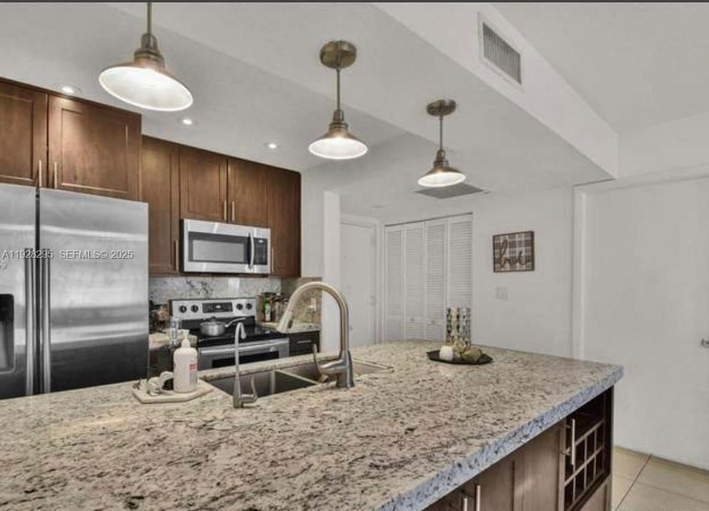 出租: $2,350 (2 贝兹, 2 浴室, 992 平方英尺)