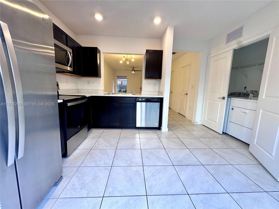 For Rent: $2,099 (2 beds, 2 baths, 1208 Square Feet)