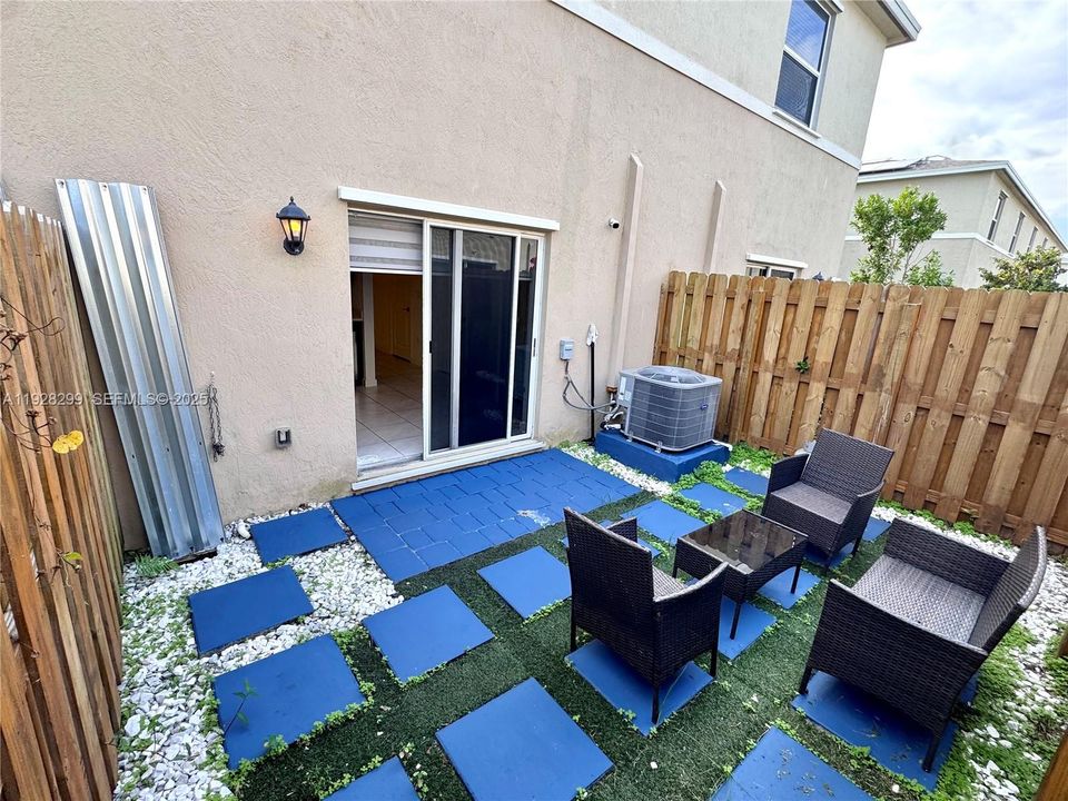 For Rent: $2,099 (2 beds, 2 baths, 1208 Square Feet)