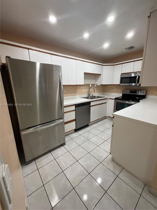 For Rent: $2,750 (3 beds, 2 baths, 1737 Square Feet)