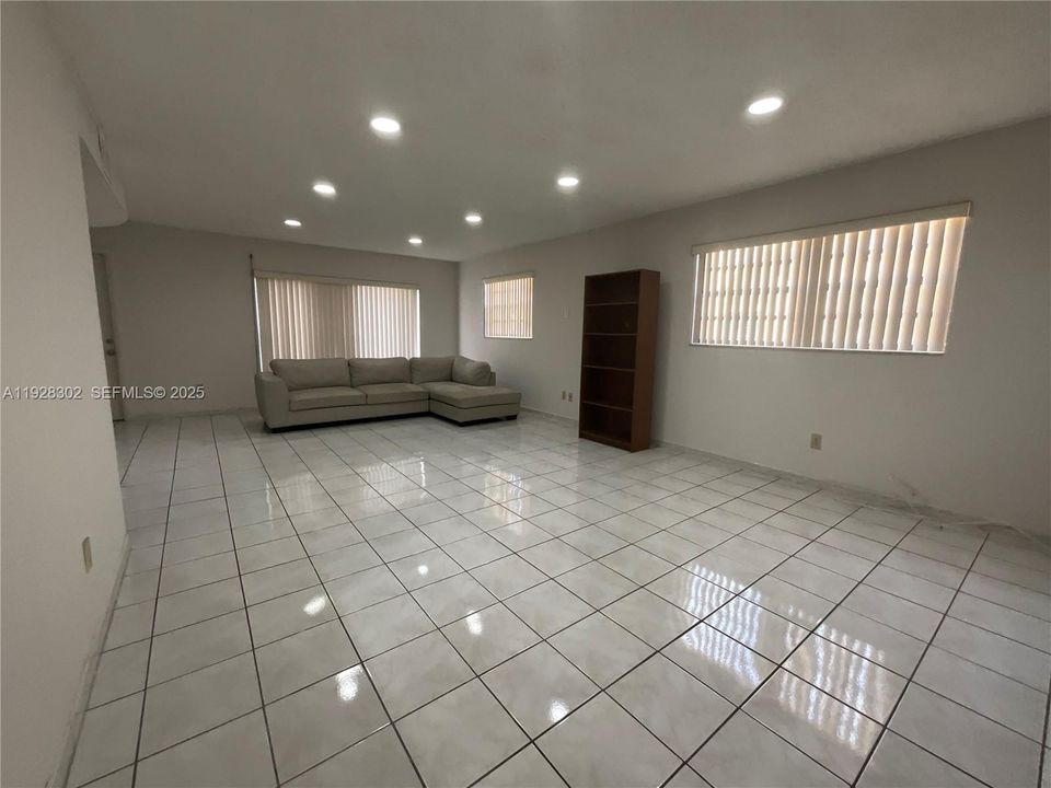 For Rent: $2,750 (3 beds, 2 baths, 1737 Square Feet)
