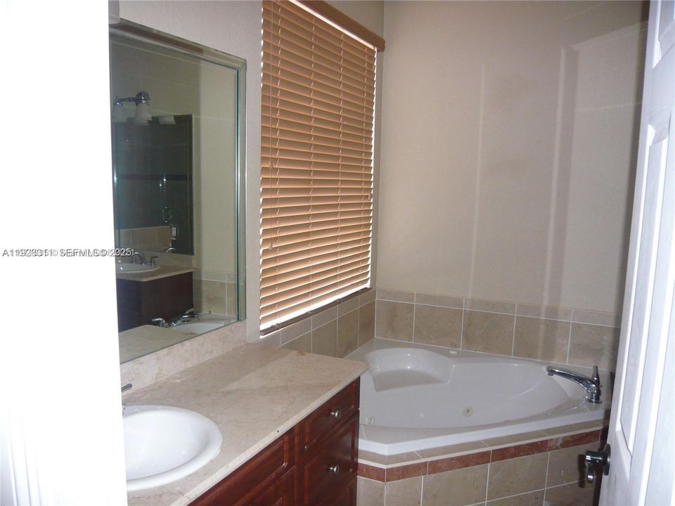 В аренду: $4,500 (4 спален, 3 ванн, 1938 Квадратных фут)