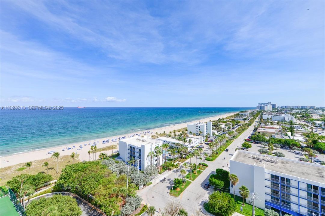 На продажу: $1,050,000 (2 спален, 2 ванн, 1800 Квадратных фут)