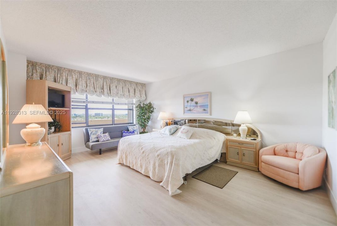 На продажу: $1,050,000 (2 спален, 2 ванн, 1800 Квадратных фут)