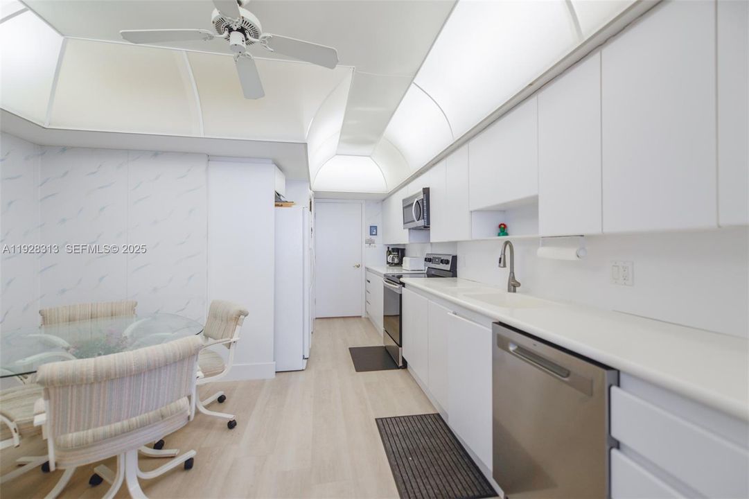 На продажу: $1,050,000 (2 спален, 2 ванн, 1800 Квадратных фут)