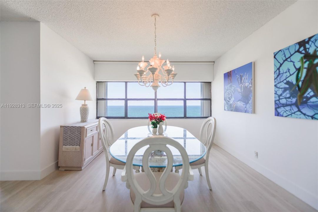 На продажу: $1,050,000 (2 спален, 2 ванн, 1800 Квадратных фут)